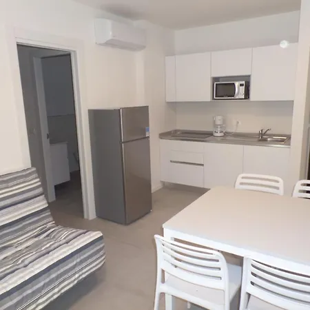 Modern Two-bed Flat With Shared Pool And Hot Tub Apartment
