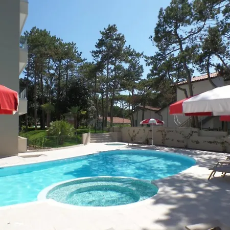 Apartment Modern Two-bed Flat With Shared Pool And Hot Tub *