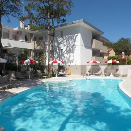 Modern Two-bed Flat With Shared Pool And Hot Tub Apartment *