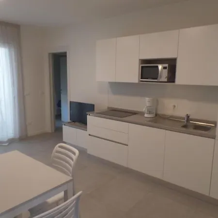 Modern Two-bed Flat With Shared Pool And Hot Tub Apartment *