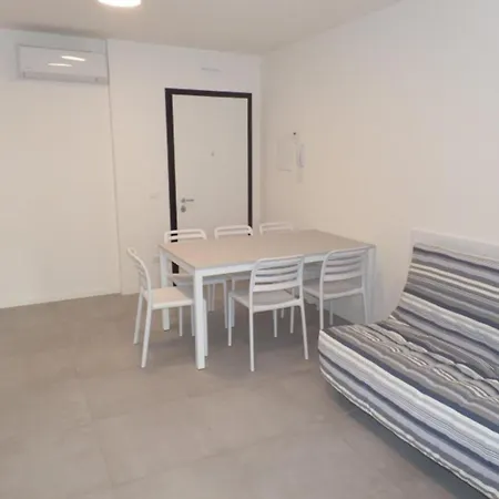 Apartment Modern Two-bed Flat With Shared Pool And Hot Tub