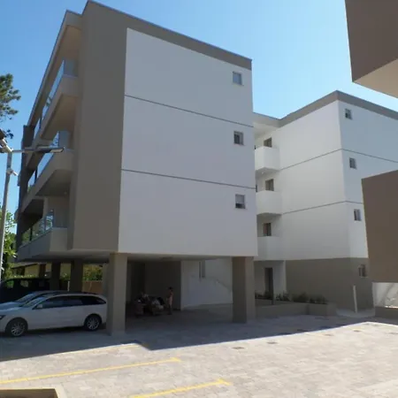 Modern Two-bed Flat With Shared Pool And Hot Tub Apartment