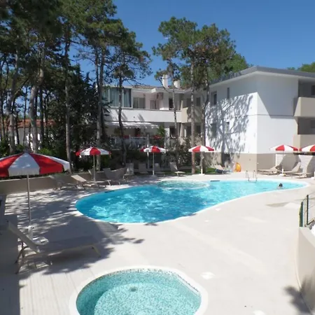 Apartment Modern Two-bed Flat With Shared Pool And Hot Tub