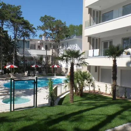 Modern Two-bed Flat With Shared Pool And Hot Tub 비비오네