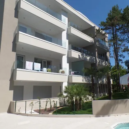 Modern Two-bed Flat With Shared Pool And Hot Tub *