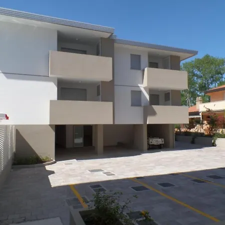 Modern Two-bed Flat With Shared Pool And Hot Tub Apartment Bibione