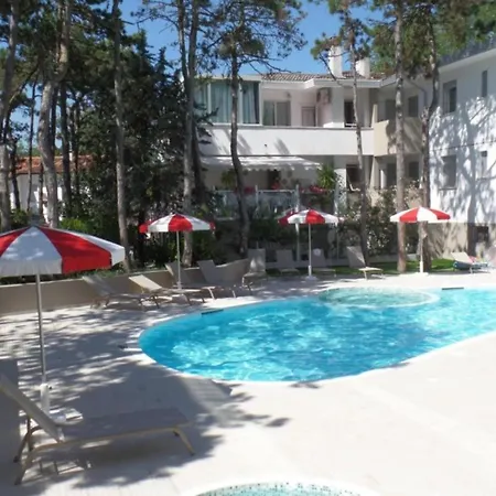 Modern Two-bed Flat With Shared Pool And Hot Tub